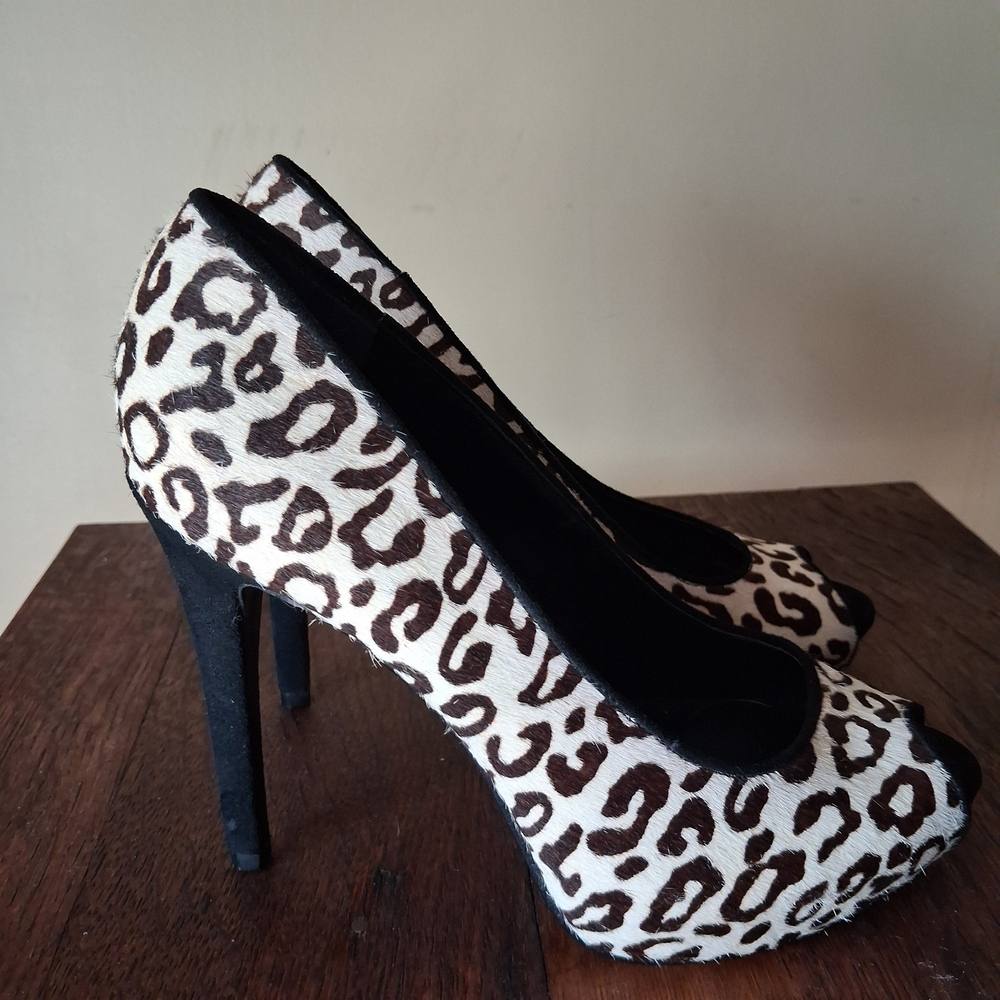 Guess Womenโs Honorayly Leopard Print Calf Hair Stilettos Heels; Size 6